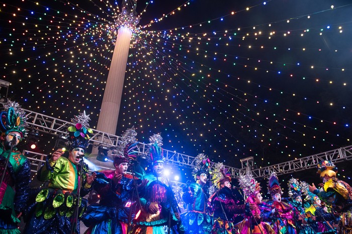 Murga La Margarita, en el escenario de la plaza Libertad, durante el Desfile Inaugural del Carnaval, el 23 de enero. · Foto: Gianni Schiaffarino