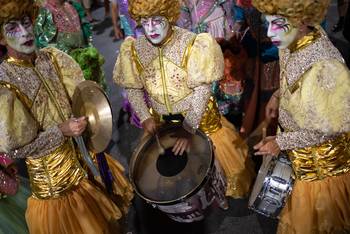 Batería de Nueva Milonga, durante el Desfile Inaugural del Carnaval, por la avenida 18 de Julio de Montevideo. · Foto: Gianni Schiaffarino