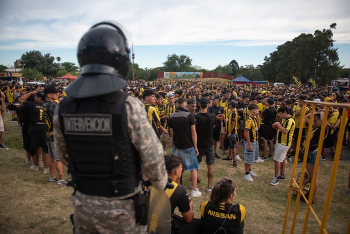 Policía previo al clásico, en el estadio Centenario. · Foto: Gianni Schiaffarino