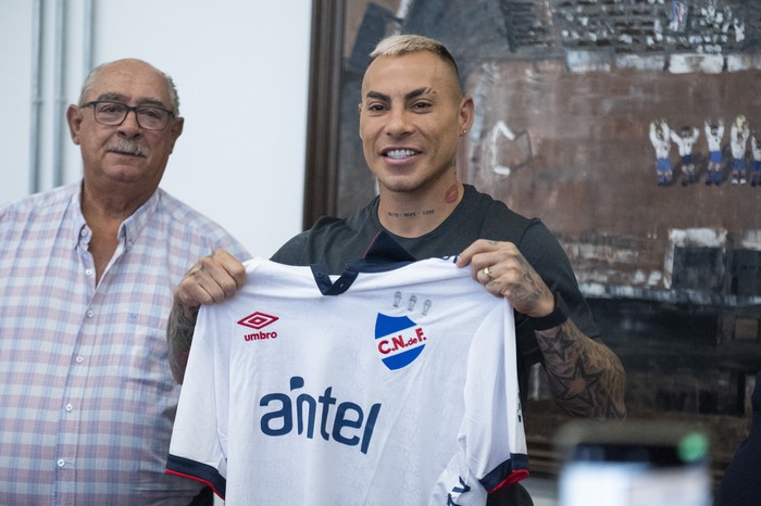 Raul Giuria, Eduardo Vargas, durante la presentación del jugador en la sala de prensa del Club Nacional de Football (archivo, enero de 2025). · Foto: Alessandro Maradei