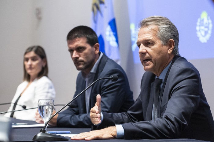 Florencia Krall, Alejandro Sciarra y Luiz Ros, el 28 de enero, durante la presentación del Estudio de Sostenibilidad del Sistema de Cuidados, en la Torre Ejecutiva, en Montevideo. · Foto: Alessandro Maradei