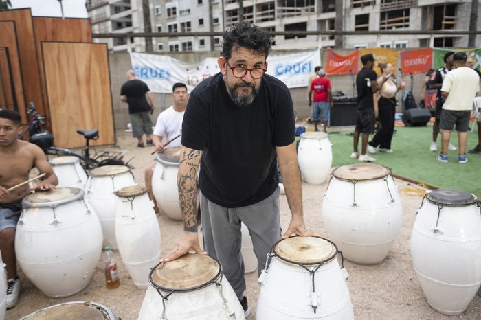 Alberto Coco Rivero, durante un ensayo de  la comparsa Valores. · Foto: Alessandro Maradei