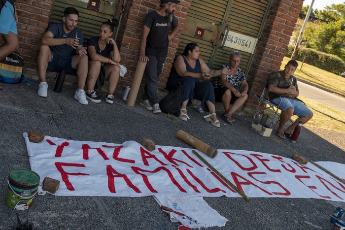 Trabajadores de Yasaki, en Colonia, el 1° de febrero de 2025. · Foto: Ignacio Dotti