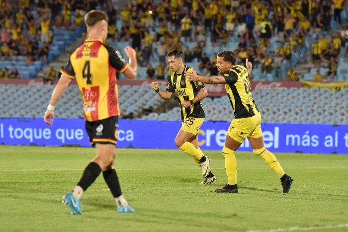 Jaime Baez y David Terans festejan el primer gol de Peñarol frente a Progreso en el Estadio Centenario · Foto: Martín Varela Umpiérrez