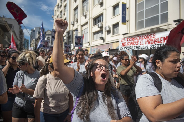 Movilización del UNTMRA frente al Ministerio de Trabajo y Seguridad Social por motivo del despido de 1.200 trabajadores de Yazaki, el 3 de febrero. · Foto: Gianni Schiaffarino