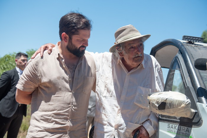 Gabriel Boric y José Mujica en la chacra de Rincón del Cerro · Foto: Gianni Schiaffarino