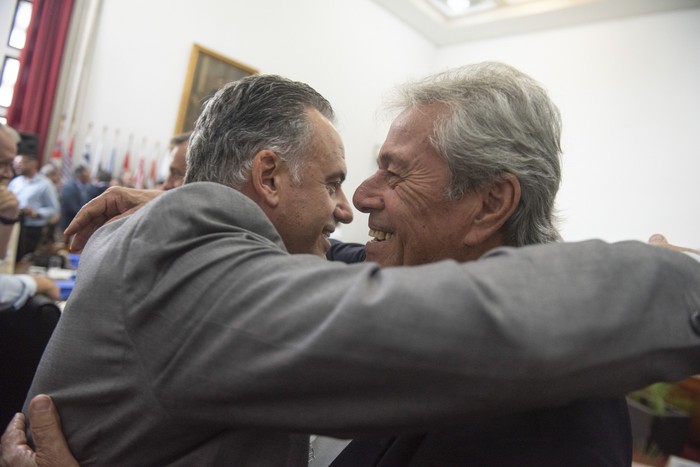 Yamandú Orsi y Enrique Antía, cuando el presidente electo visitó el Congreso de Intendentes, el 6 de febrero. · Foto: Gianni Schiaffarino