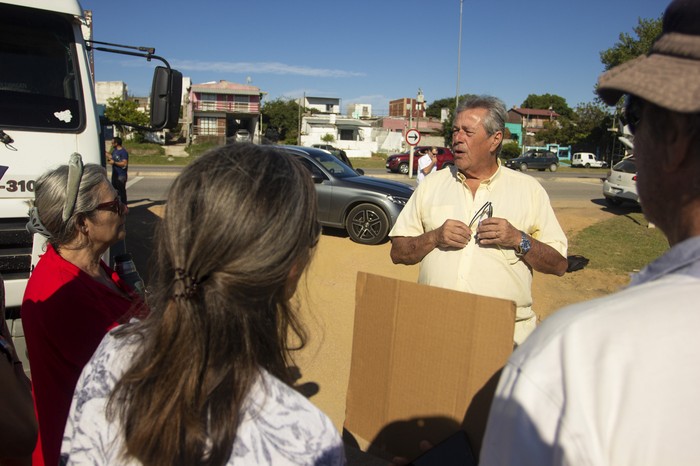 Vecinos del arroyo Maldonado y el intendente Enrique Antía. · Foto: Gabriel Rousserie