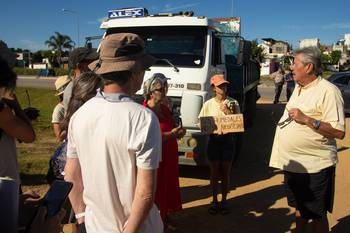 Enrique Antía (D), durante una movilización de vecinos por el humedal del arroyo Maldonado (archivo, febrero de 2025). · Foto: Gabriel Rousserie