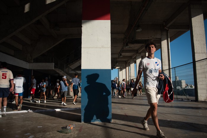 Hinchas de Nacional en la previa del clásico por el torneo Apertura, el 9 de febrero de 2025, en el Gran Parque Central. · Foto: Gianni Schiaffarino
