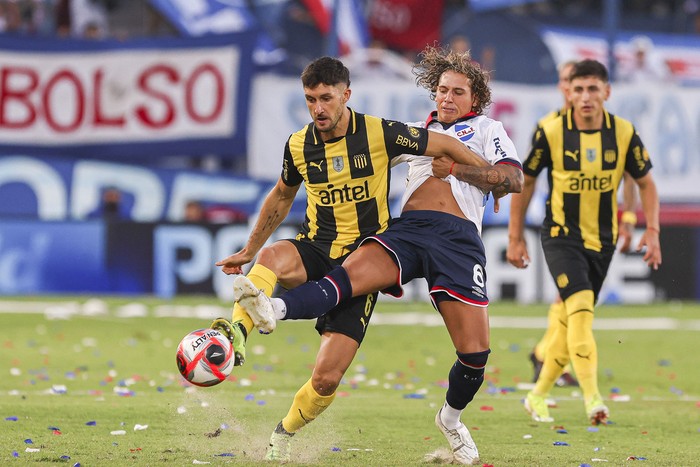 Rodrigo Pérez, de Peñarol, y Luciano Boggio, de Nacional, en el Gran Parque Central. · Foto: Rodrigo Viera Amaral