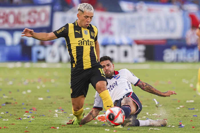 Leonardo Fernández, de Peñarol, Gabriel Báez, de Nacional, en el Gran Parque Central. · Foto: Rodrigo Viera Amaral