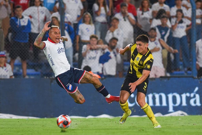 Eduardo Vargas, de Nacional, y Ignacio Sosa, de Peñarol, en el Gran Parque Central(archivo, febrero 2025) · Foto: Gianni Schiaffarino