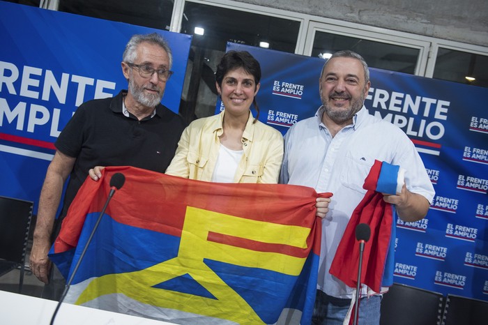 Salvador Schelotto, Verónica Piñeiro y Mario Bergara en La Huella de Seregni, el 10 de febrero de 2025. · Foto: Gianni Schiaffarino