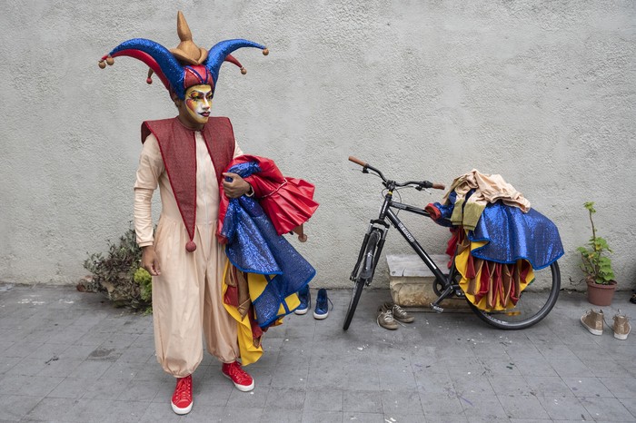 Murga A la Bartola previo a su actuacion en el Teatro de Verano (archivo, enero de 2025). · Foto: Alessandro Maradei