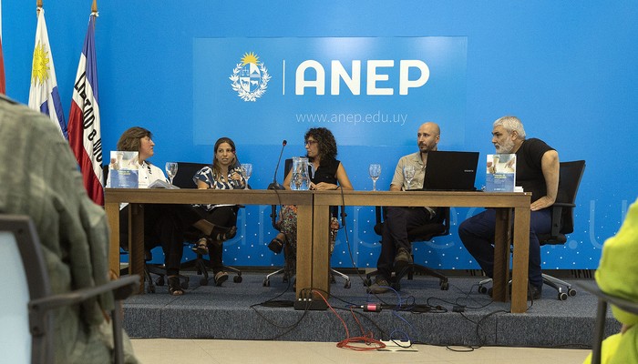 Ana Laura Conde, Leticia Marziotte, Valentina Iragola, Thomas Evans y Raúl Curbelo, el 14 de febrero, en la ANEP. · Foto: Rodrigo Viera Amaral