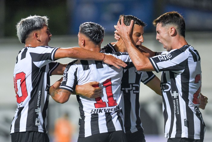 Foto principal del artículo 'Wanderers volvió al triunfo y goleando: 3-0 sobre Cerro Largo' · Foto: Gianni Schiaffarino