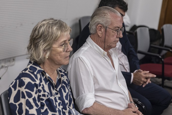 Ana Iewdiukow y Pablo Carrasco durante una audiencia judicial, el 17 de febrero. · Foto: Ernesto Ryan
