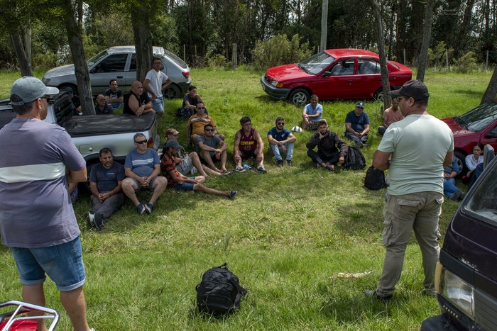 Asamblea de trabajadores de Granja Pocha, el 18 de febrero, fuera de la planta industrial en Juan Lacaze. · Foto: Ignacio Dotti