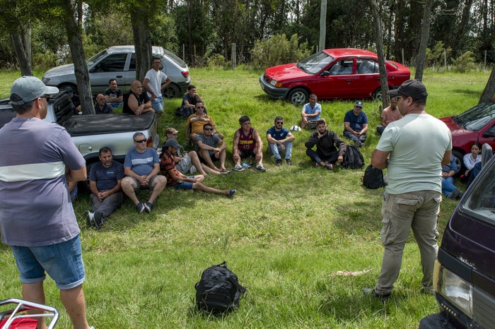 Asamblea de trabajadores de Granja Pocha, este martes, fuera de la planta industrial en Juan Lacaze. · Foto: Ignacio Dotti