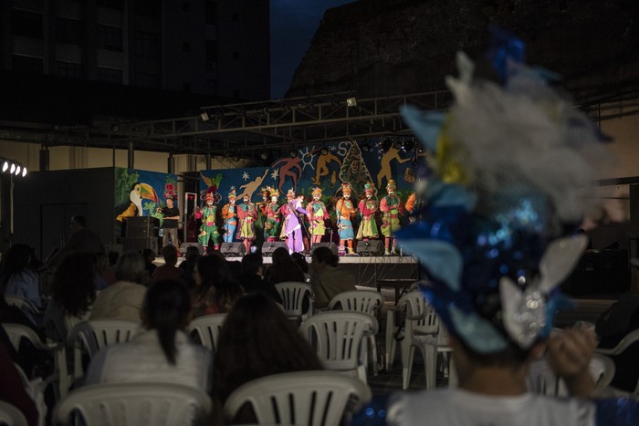 Murga Gente Grande, el 18 de febrero, en el tablado del Museo del Carnaval. · Foto: Diego Vila