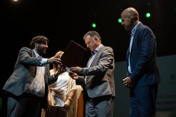 Marcelo Metediera, Gabriela Garrido, Yamandú Orsi y Francisco Legnani, el 19 de febrero, durante el homenaje en el Complejo Cultural Politeama. · Foto: Mara Quintero