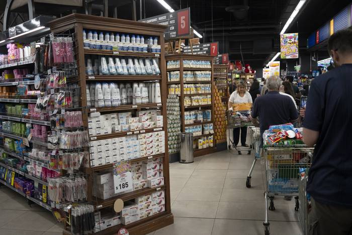 Supermercado en el barrio Punta Carretas, en Montevideo (archivo, marzo de 2020).
 · Foto: Mariana Greif