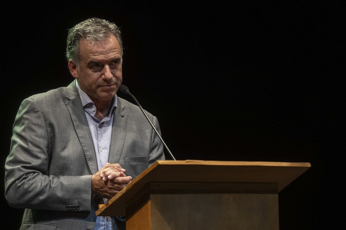 Yamandú Orsi durante el homenaje que le realizó la Intendencia de Canelones, en el teatro Politeama, el 19 de febrero. · Foto: Mara Quintero