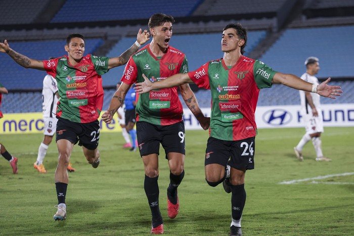 Fredy Martínez (D), de Boston River, tras anotar su gol junto a Valentín Adamo y Juan Manuel Gutiérrez, el 19 de febrero, en el estadio Centenario. · Foto: Rodrigo Viera Amaral