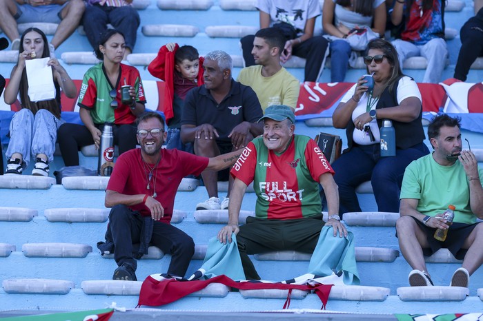 Hinchas de Boston River durante el partido ante Ñublense, el 19 de febrero en el estadio Centenario. · Foto: Rodrigo Viera Amaral