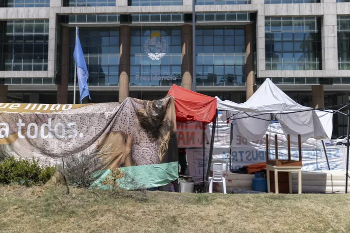 Carpa de la Confederación de Sindicatos Industriales frente a Torre Ejecutiva (archivo, febrero de 2025) · Foto: Ernesto Ryan