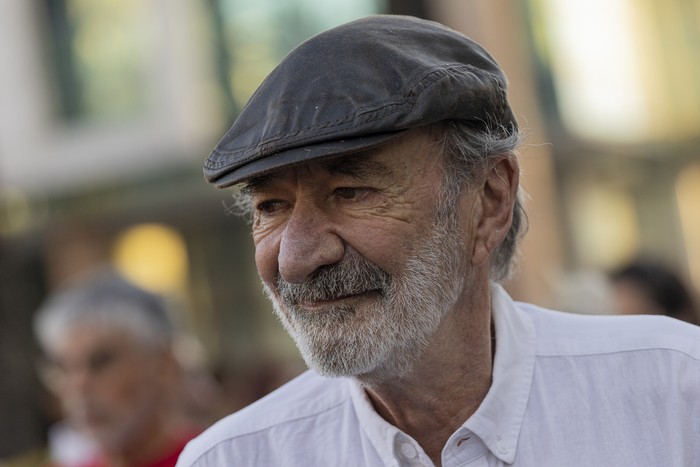 Daniel Panario, el 20 de febrero, durante la movilización en la plaza Independencia, frente a la Torre Ejecutiva, en Montevideo. · Foto: Gianni Schiaffarino