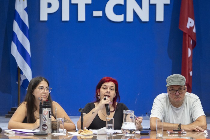 Micaela Martínez, Carolina Spilman y Gabriel Molina, durante el primer congreso de delegados de SUTEL, el 21 de febrero en el PIT-CNT. · Foto: Ernesto Ryan