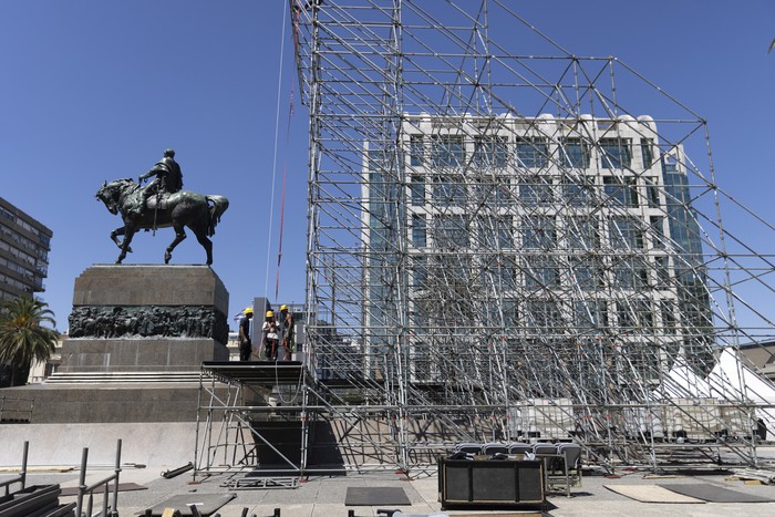 Preparativos para la ceremonia de cambio de mando presidencial en la plaza Independencia. · Foto: Ernesto Ryan