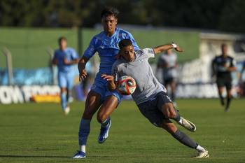 Eduardo Agüero, defensa de Montevideo City Torque, y Esteban da Silva, delantero de Racing de Montevideo. (archivo, febrero de 2025) · Foto: Rodrigo Viera Amaral