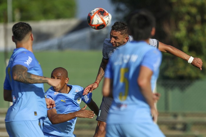 Agustín Pereira, de Racing, previo a convertir su gol ante Montevideo City Torque, el 21 de febrero, en el estadio Parque Osvaldo Roberto. · Foto: Rodrigo Viera Amaral