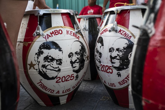 Preparativos de Yambo Kenia para su actuación en el teatro de Verano, el 21 de febrero. · Foto: Diego Vila