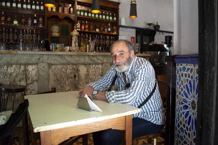 Dino en el bar Montevideo Sur (archivo, marzo de 2020). · Foto: Iván Franco