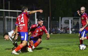 Juegan Colonia Interior y Durazno Capital, en el Complejo 5 de Octubre, Rosario · Foto: Ignacio Dotti