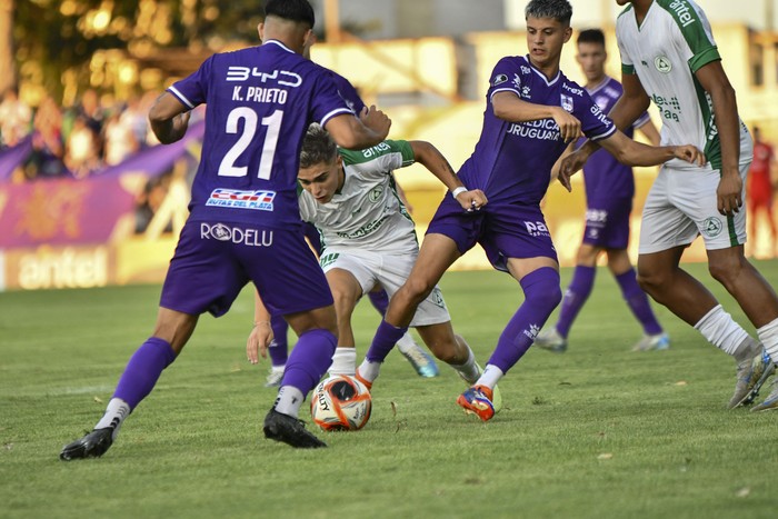 Kevin Prieto y Nicolás Wunsch, de Defensor Sporting y Lucas Carrizo, de Plaza Colonia, el 23 de febrero, en el Prandi. · Foto: Ignacio Dotti