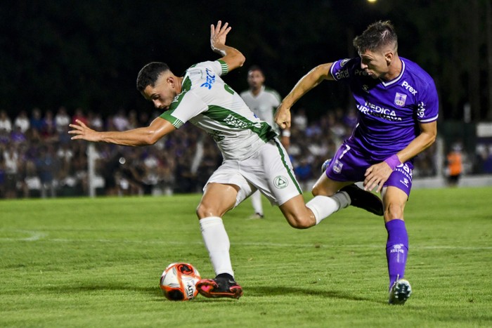 Ezequias Redín, de Plaza Colonia y Franco Soldano, de Defensor Sporting (archivo, febrero de 2025). · Foto: Ignacio Dotti