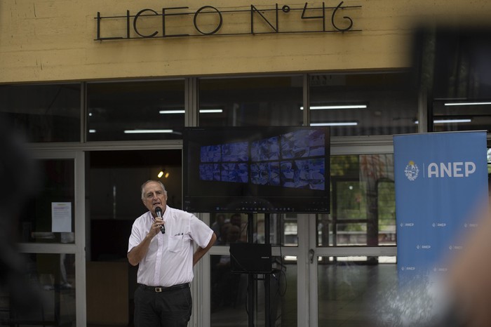 Juan Gabito, durante la inauguración de cámaras de vigilancia en el liceo 46 (archivo, febrero de 2025). · Foto: Mara Quintero