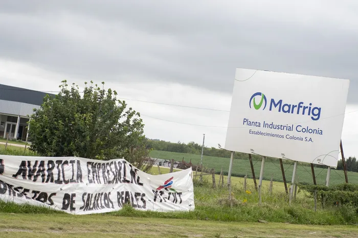 Acceso al Establecimiento Colonia, frigorífico del Grupo Marfrig (archivo, febrero de 2025). · Foto: Ignacio Dotti
