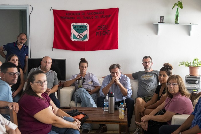 Nicolás Viera y Mario Colman durante la reunión de legisladores con extrabajadores de Yazaki, en el local de Fenapes en Colonia del Sacramento. · Foto: Ignacio Dotti