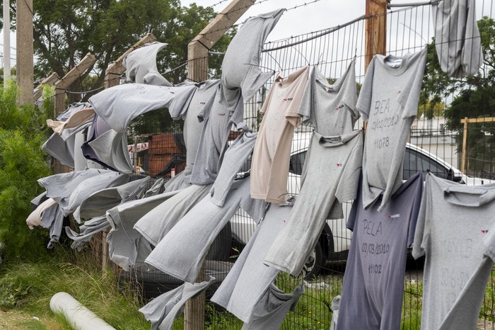 Remeras de los ex trabajadores de Yazaki, colocadas frente a la planta industrial de Colonia del Sacramento. (archivo, febrero de 2025) · Foto: Ignacio Dotti