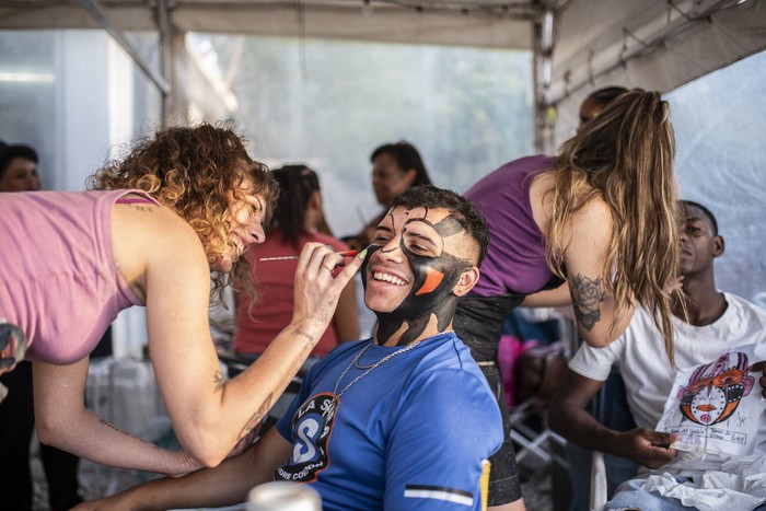 Preparativos de La Sara del Cordón para su presentación en el Teatro de Verano, el 27 de febrero. · Foto: Diego Vila