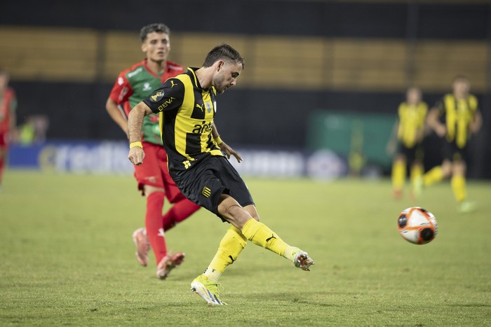 Pedro Milans, de Peñarol, durante el partido frente a Boston River, el 15 de febrero, en el estadio Campeón del Siglo. · Foto: Ramiro Cicao