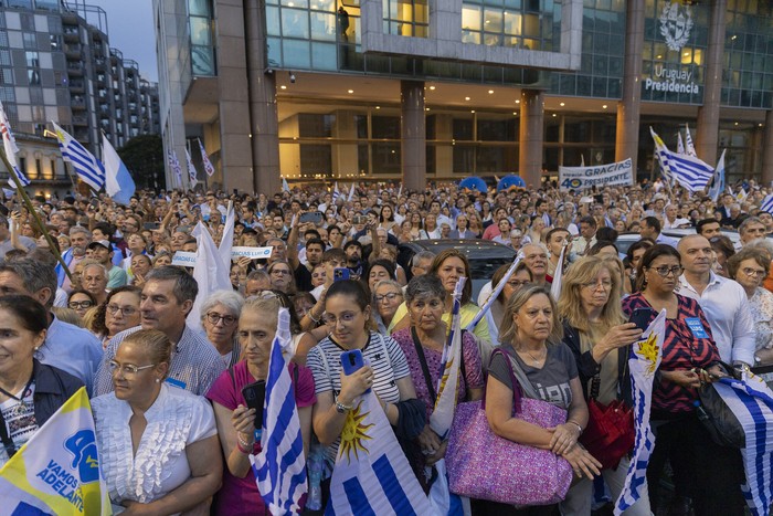 Durante la ceremonia del arriado del pabellón nacional, el 28 de febrero, en la plaza Independencia de Montevideo. · Foto: Rodrigo Viera Amaral