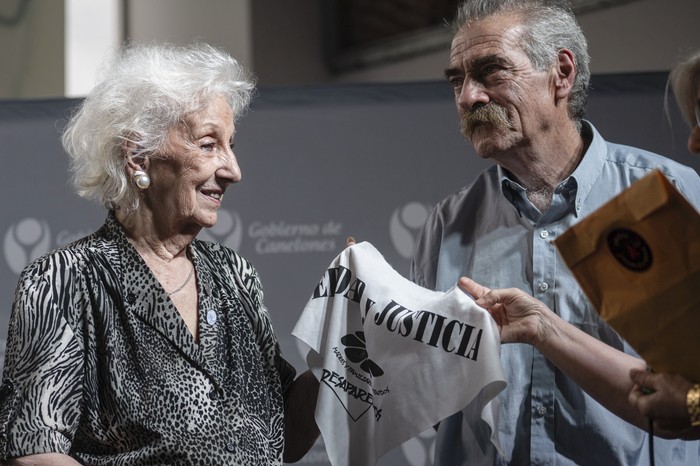 Estela de Carlotto e Ignacio Errandonea durante un homenaje a Estela en Las Piedras (archivo, febrero de 2025). · Foto: Mara Quintero