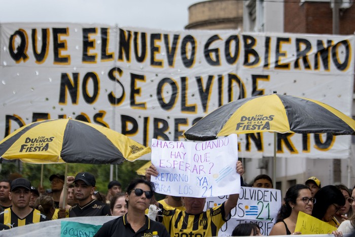 Hinchas de Peñarol, el 1º de marzo, frente al Palacio Legislativo. · Foto: Ignacio Dotti